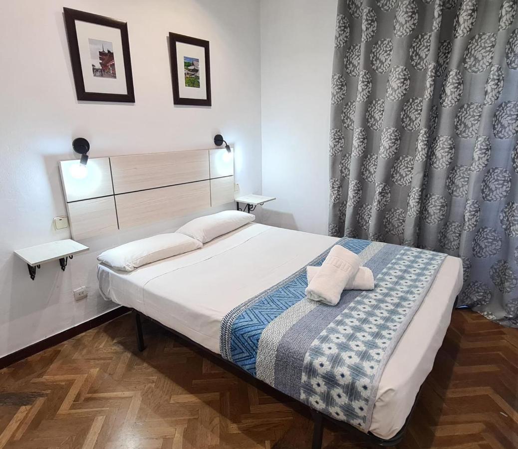 Hostal Santa Barbara Madrid Exteriör bild